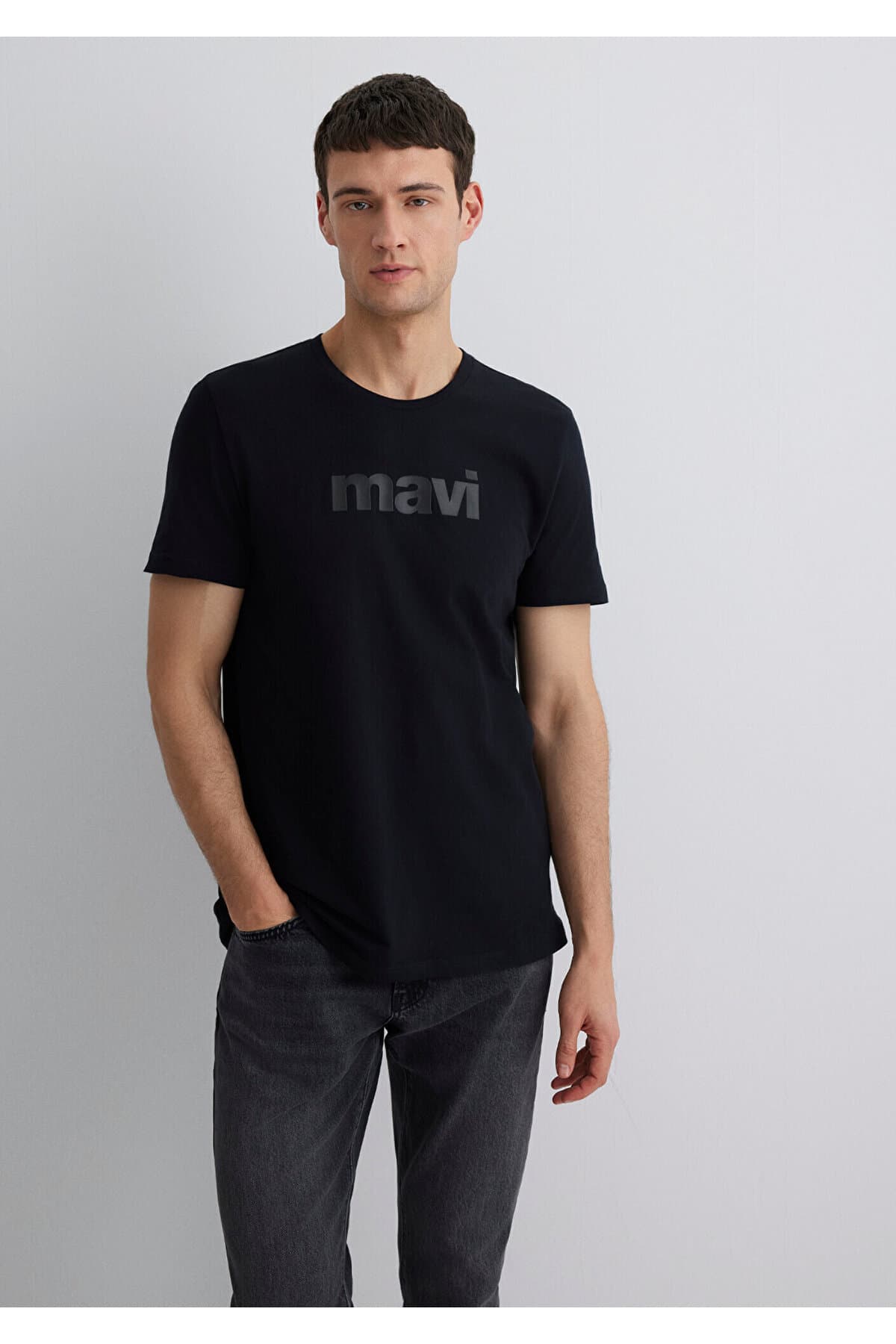 Schwarzes تيشيرت mit Logo-Print قصة ضيقة / قصة ضيقة 065199-900